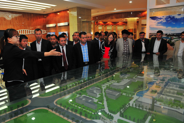 学员参观beat365校史馆