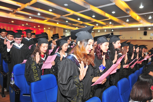 全体毕业留学生一起重温“医学生誓言”