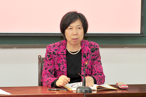 校党委副书记张潍华主持开班仪式