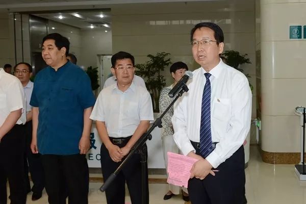 副校长、附属医院党委书记葛国文主持仪式