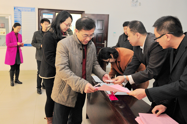 选民凭选举证领取选票