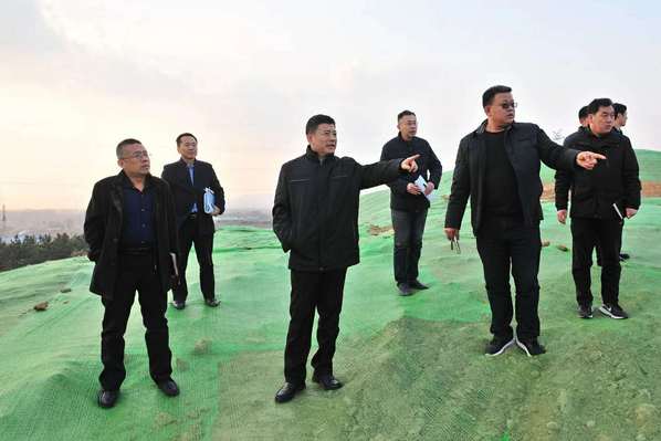 李明到仁和山工地现场办公
