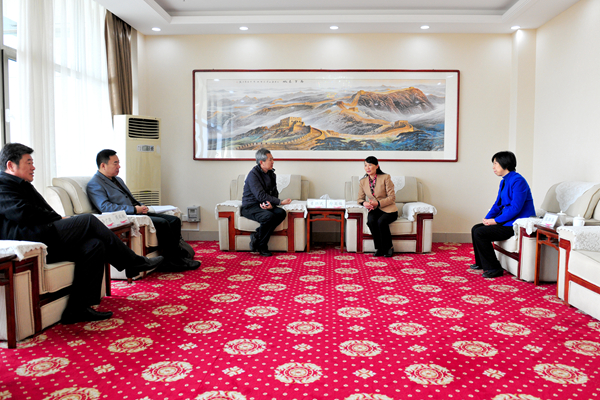校领导管英俊、张潍华与曹晓武一行座谈