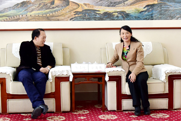 校长管英俊会见杨其峰教授