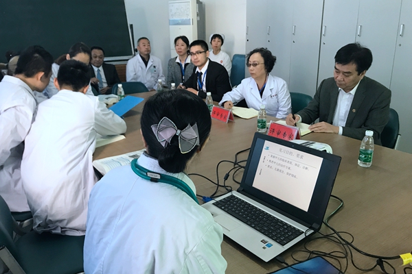 专家组现场观摩教学活动