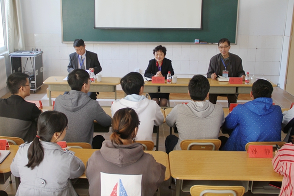 专家组与高年级学生座谈