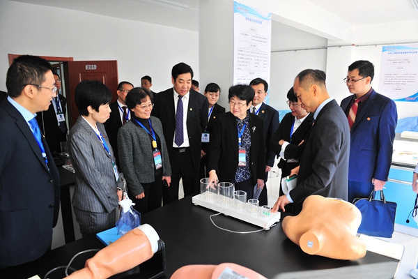 专家组现场观摩教学活动