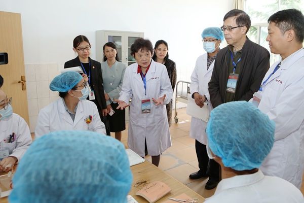 专家组现场观摩教学活动