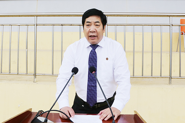 井西学主持2018级学生军训汇报大会