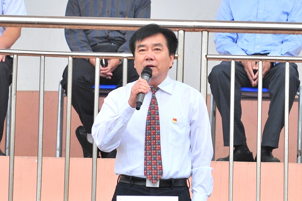 李欣章宣布2018级学生军训汇报检阅开始