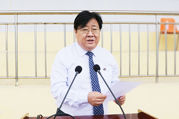 孙宏伟宣读《关于表彰2018级学生军训队列先进集体、内务卫生先进集体和先进个人的决定》