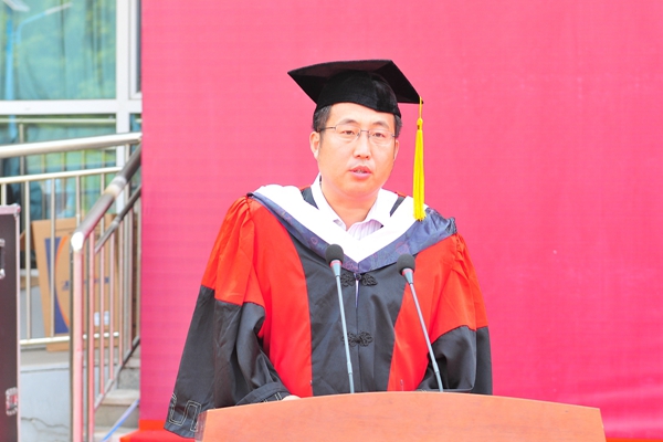 研究生导师代表尹文强教授发言