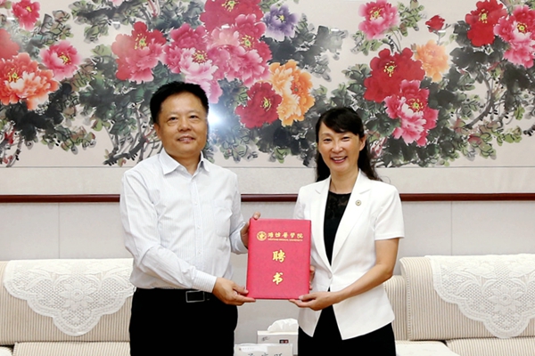 管英俊为孟庆跃教授颁发特聘教授聘书