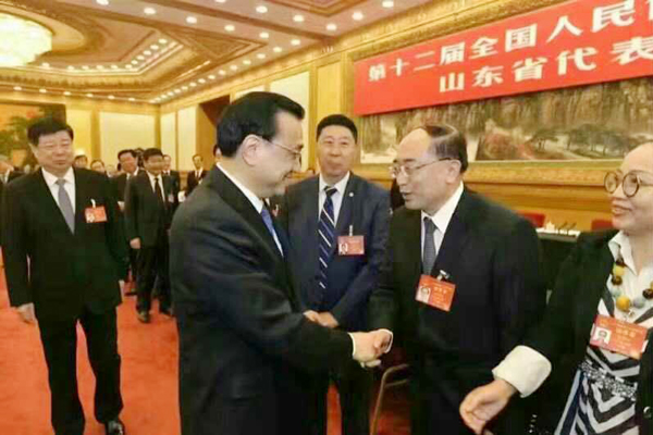 图中右二为于金明院士