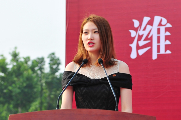 毕业生代表官圣佳发言