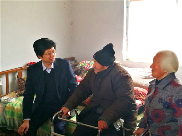 副校长朱军深入帮包村贫困户走访慰问