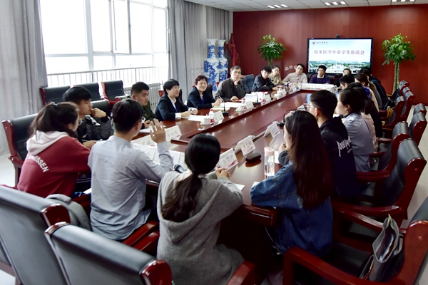 专家举行低年级学生座谈会