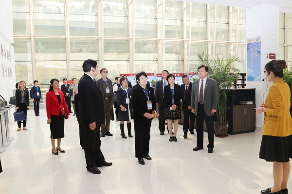 专家组走访图书馆