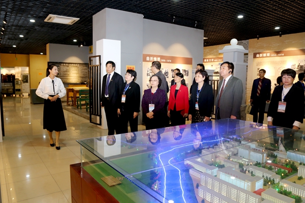 专家组走访校史馆