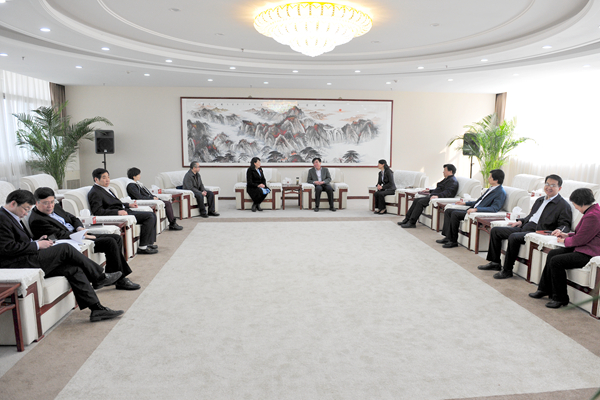 校领导与李春鸣一行座谈